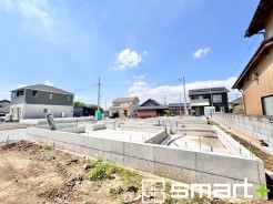～ベタ基礎でしっかりとした土台～
・コンクリートの中に鉄筋を配し強度を高めた「ベタ基礎」を採用。
・しっかりとした土台を造ったうえで、その上に建物が築造されていきます。
