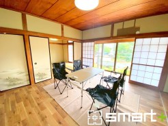 木の温もりと和の趣が調和する空間は、心地よい静寂に包まれており、ゆったりと過ごす日々に深みと安らぎをもたらします
