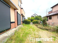 住まいの外側に広がるゆとりある空間。日常に四季の移ろいや自然の息吹を感じられる一画です
