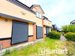 ～お庭もある余裕の敷地～
・広々した敷地にはお庭もご用意。お庭があるだけで余裕を感じますね。
・防草シートや人工芝の敷設などのオプションもお気軽にご相談くださいませ。
