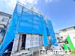 ～ベタ基礎でしっかりとした土台～
・コンクリートの中に鉄筋を配し強度を高めた「ベタ基礎」を採用。
・しっかりとした土台を造ったうえで、その上に建物が築造されていきます。
