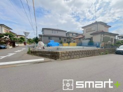 ~開放感ある角地のお住まい~
・2方向が空く事で開放感のある角地に位置しております。
・窮屈な感じが無く、ゆったりと暮らせるこの魅力をぜひ現地でご体感くださいませ。