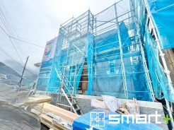 ～ベタ基礎でしっかりとした土台～
・コンクリートの中に鉄筋を配し強度を高めた「ベタ基礎」を採用。
・しっかりとした土台を造ったうえで、その上に建物が築造されていきます。
