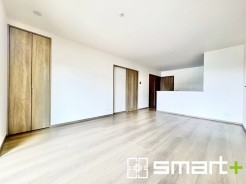 ~窓からはたっぷりの陽光~
・穏やかな陽だまりに包まれる居心地の良いLDKは、ご家族が自然と集まる憩いのスペースに。
・家事をしながらリビング全体が見渡せるカウンターキッチンも魅力。