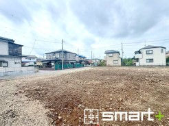 ～ベタ基礎でしっかりとした土台～
・コンクリートの中に鉄筋を配し強度を高めた「ベタ基礎」を採用。
・しっかりとした土台を造ったうえで、その上に建物が築造されていきます。（１号棟）
