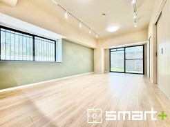 ～窓からはたっぷりの陽光～
・大きな窓から明るい陽光が舞い込みお部屋全体を心地のよい空間に。
・アクセントクロスでシンプルなお部屋もメリハリのある空間に。
