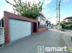 ～閑静な住宅街の立地～
・周辺は閑静な住宅街となっておりますので、静かな暮らしをご実現いただけます。
・前面道路の交通量も多くないので、小さなお子様がいるご家庭でもご安心ですね。
