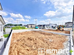 ～ベタ基礎でしっかりとした土台～
・コンクリートの中に鉄筋を配し強度を高めた「ベタ基礎」を採用。
・しっかりとした土台を造ったうえで、その上に建物が築造されていきます。
