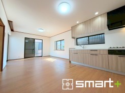 ～リビングを有効活用～
・キッチンは対面式ではなく壁側にございますので、お部屋の中の空間を有効活用できます。
・現地ではぜひ家具の配置などもイメージしながらご見学くださいませ。
