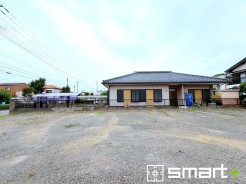 ～閑静な住宅街の立地～
・周辺は閑静な住宅街となっておりますので、静かな暮らしをご実現いただけます。
・前面道路の交通量も多くないので、小さなお子様がいるご家庭でもご安心ですね。
