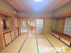 ～「和みの部屋」和室をご用意～
・ゴロンと寝転がったり、お子様のいるご家庭ではお子様を寝かしつけたり、などご活用いただける和室をご用意。
・やはり畳の香りは心が落ち着きますね。
