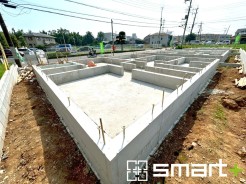 ～ベタ基礎でしっかりとした土台～
・コンクリートの中に鉄筋を配し強度を高めた「ベタ基礎」を採用。
・しっかりとした土台を造ったうえで、その上に建物が築造されていきます。
