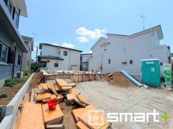 ～ベタ基礎でしっかりとした土台～
・コンクリートの中に鉄筋を配し強度を高めた「ベタ基礎」を採用。
・しっかりとした土台を造ったうえで、その上に建物が築造されていきます。