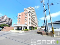 ～堂々とした大型のマンション～
・総戸数の多い大型のマンションですので、外観の迫力もあり誇りに思えるようなお住まいとなっております。
・ぜひ現地でご体感くださいませ。
