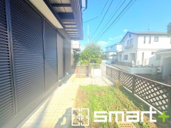 ～お庭もある余裕の敷地～
・広々した敷地にはお庭もご用意。お庭があるだけで余裕を感じますね。
・防草シートや人工芝の敷設などのオプションもお気軽にご相談くださいませ。
