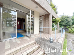 ～管理の行き届いたエントランス～
・お住まいの「顔」でもあるエントランス。管理会社の方でしっかりと管理されております。
・ぜひ現地でご体感くださいませ。
