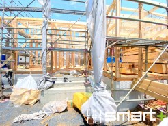 ～ベタ基礎でしっかりとした土台～
・コンクリートの中に鉄筋を配し強度を高めた「ベタ基礎」を採用。
・しっかりとした土台を造ったうえで、その上に建物が築造されていきます。
