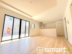 ～穏やかな陽の入るＬＤＫ～
・大きな窓のあるＬＤＫは陽当りも良好で明るい空間となっております。
・ご家族団らんなど過ごす時間の多いＬＤＫが明るいのは嬉しいポイントですね。
