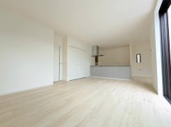 ～窓からたっぷりの陽光～
・穏やかな陽だまりに包まれる居心地の良いＬＤＫは、ご家族が自然と集まる憩いのスペース。
・家事をしながらご家族との会話が楽しめる人気のカウンターキッチンも魅力。
