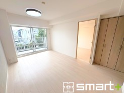 ～窓からはたっぷりの陽光～
・大きな窓から明るい陽光が舞い込みお部屋全体を心地のよい空間に。
・ご家族が自然と集まる憩いのスペースになりそうですね。