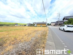 ～十分な広さのある前面道路～
・前面道路は約8.8ｍございますので、お車でのすれ違いも楽々で余計なストレスがかかりません。
・日々お車での移動が多い方には大切なポイントですね。
