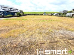空が広く開放的な景色を望む、ゆとりある土地です。周囲の視線を気にせず、理想の暮らしを描ける健やかな環境が、日々の生活を穏やかに包み込んでくれることでしょう
