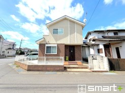 ～新築のように綺麗な外観～
・築年数が経っておりませんので、見た目に古さを感じさせない綺麗な外観となっております。
・リフォームなどに費用が掛からない分、他の部分に予算を回せますよ。
