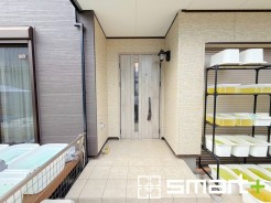 ～お住まいの顔「玄関」～
・毎日お出かけの際もご帰宅の際も通る玄関。
・ドアの交換や鍵の交換・追加などもお気軽にご相談くださいませ。

