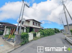 ～閑静な住宅街の立地～
・周辺は閑静な住宅街となっておりますので、静かな暮らしをご実現いただけます。
・前面道路の交通量も多くないので、小さなお子様がいるご家庭でもご安心ですね。
