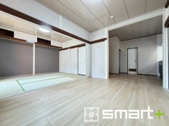 ～家族団らんにピッタリの広々リビング～
・自然の光が降り注ぐ明るいLDKは家族団らんにピッタリ。
・隣接の和室を続き間として利用すれば１７帖超の広々空間になります。
