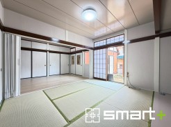～リビング横の和室～
・お子様のプレイルームやお昼寝、趣味のお部屋など、用途様々な１階和室。
・寝室はもちろん、玄関からも直接出入り可能なのでゲストルームにも利用できますね。
