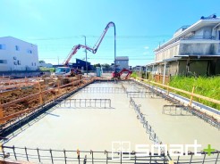 ~ベタ基礎でしっかりとした土台~
・コンクリートの中に鉄筋を配し強度を高めた「ベタ基礎」を採用。
・しっかりとした土台を造ったうえで、その上に建物が築造されていきます。