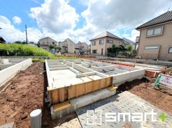 ~ベタ基礎でしっかりとした土台~
・コンクリートの中に鉄筋を配し強度を高めた「ベタ基礎」を採用。
・しっかりとした土台を造ったうえで、その上に建物が築造されていきます。