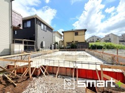 ~ベタ基礎でしっかりとした土台~
・コンクリートの中に鉄筋を配し強度を高めた「ベタ基礎」を採用。
・しっかりとした土台を造ったうえで、その上に建物が築造されていきます。