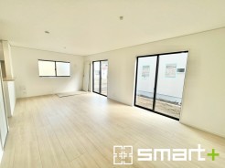 ~穏やかな陽の入るLDK~
・大きな窓のあるLDKは陽当りも良好で明るい空間となっております。
・ご家族団らんなど過ごす時間の多いLDKが明るいのは嬉しいポイントですね。