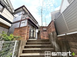 ～高台に位置する邸宅～
・周辺は閑静な住宅街となっておりますので、静かな暮らしをご実現いただけます。

