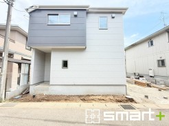 ～スタイリッシュな外観～
・２色のコントラストが美しく落ち着きあるデザインの外観となっております。
・グレーとホワイトの組み合わせが、洗練されたクールな雰囲気を醸し出しています。
