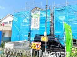 ～ベタ基礎でしっかりとした土台～
・コンクリートの中に鉄筋を配し強度を高めた「ベタ基礎」を採用。
・しっかりとした土台を造ったうえで、その上に建物が築造されていきます。（A号棟）

