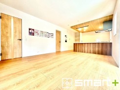 ～折下げ天井でオシャレな空間～
・キッチン部分に折下げ天井を施すことでリビングが広く見える効果もあり、開放的な空間が広がります。
・メリハリのあるオシャレなキッチンで毎日の家事も楽しくなりますね。
