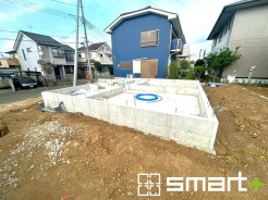 ～ベタ基礎でしっかりとした土台～
・コンクリートの中に鉄筋を配し強度を高めた「ベタ基礎」を採用。
・しっかりとした土台を造ったうえで、その上に建物が築造されていきます。
