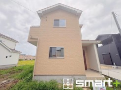 ～明るさを感じる外観～
・外壁は２トーンカラーを採用し、デザイン性に優れた見た目となっております。
・帰宅した際にホッと感じるような飽きのこない外観。ぜひ現地でご確認くださいませ。（２号棟）
