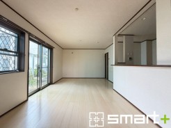 ～穏やかな陽の入るＬＤＫ～
・大きな窓のあるＬＤＫは陽当りも良好で明るい空間となっております。
・ご家族団らんなど過ごす時間の多いＬＤＫが明るいのは嬉しいポイントですね。
