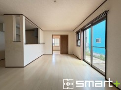 ～窓からはたっぷりの陽光～
・穏やかな陽だまりに包まれる居心地の良いＬＤＫは、ご家族が自然と集まる憩いのスペースに。
・家事をしながらリビング全体が見渡せるカウンターキッチンも魅力。
