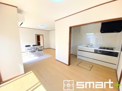 ～リビングを有効活用～
・キッチンは対面式ではなく壁側にございますので、お部屋の中の空間を有効活用できます。
・現地ではぜひ家具の配置などもイメージしながらご見学くださいませ。
