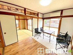 ～穏やかな陽の入るＬＤＫ～
・大きな窓のあるＬＤＫは陽当りも良好で明るい空間となっております。
・ご家族団らんなど過ごす時間の多いＬＤＫが明るいのは嬉しいポイントですね。
