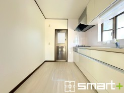 ～使い勝手の良いシステムキッチン～
・料理がしやすい設計のキッチンでお料理もはかどりますね。
・もちろんキッチン下部は収納になっておりますので、フライパンなども収納可能です。
