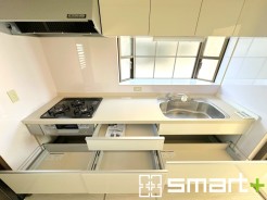 ～リビングを有効活用～
・キッチンは対面式ではなく壁側にございますので、お部屋の中の空間を有効活用できます。
・現地ではぜひ家具の配置などもイメージしながらご見学くださいませ。
