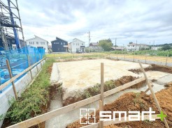 ～ベタ基礎でしっかりとした土台～
・コンクリートの中に鉄筋を配し強度を高めた「ベタ基礎」を採用。
・しっかりとした土台を造ったうえで、その上に建物が築造されていきます。
