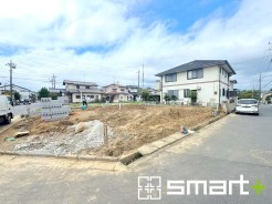 ～開放感ある角地のお住まい～
・２方向が空く事で開放感のある角地に位置しております。
・窮屈な感じが無く、ゆったりと暮らせるこの魅力をぜひ現地でご体感くださいませ。
