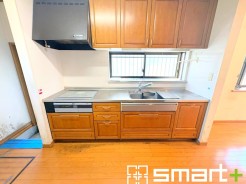 ～リビングを有効活用～
・キッチンは対面式ではなく壁側にございますので、お部屋の中の空間を有効活用できます。
・現地ではぜひ家具の配置などもイメージしながらご見学くださいませ。
